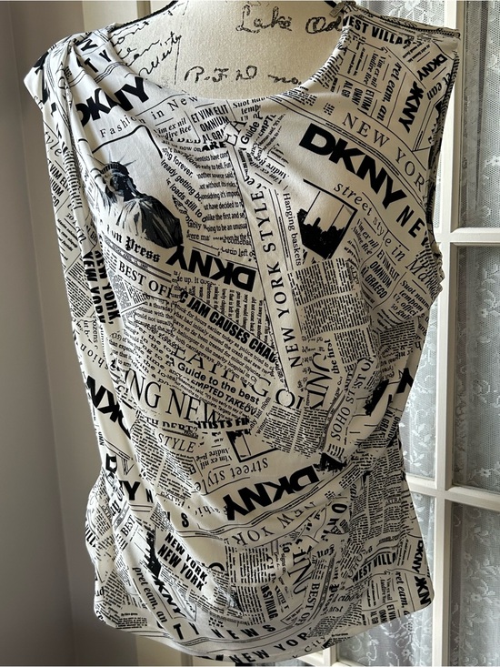 Dkny Tops - DKNY Black and White Newspaper Print Sleeveless Blouse w/zipper accent Sz XL